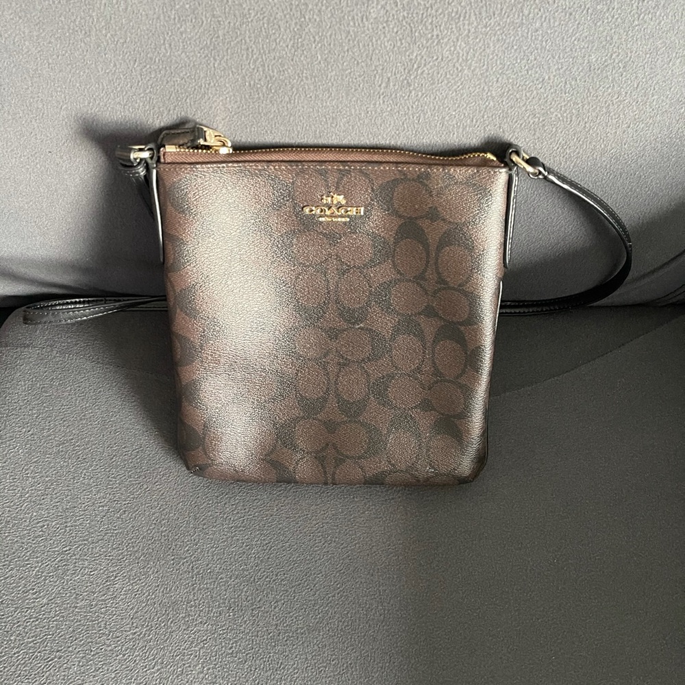 LIKE NEW COACH CROSSBODY BAG.